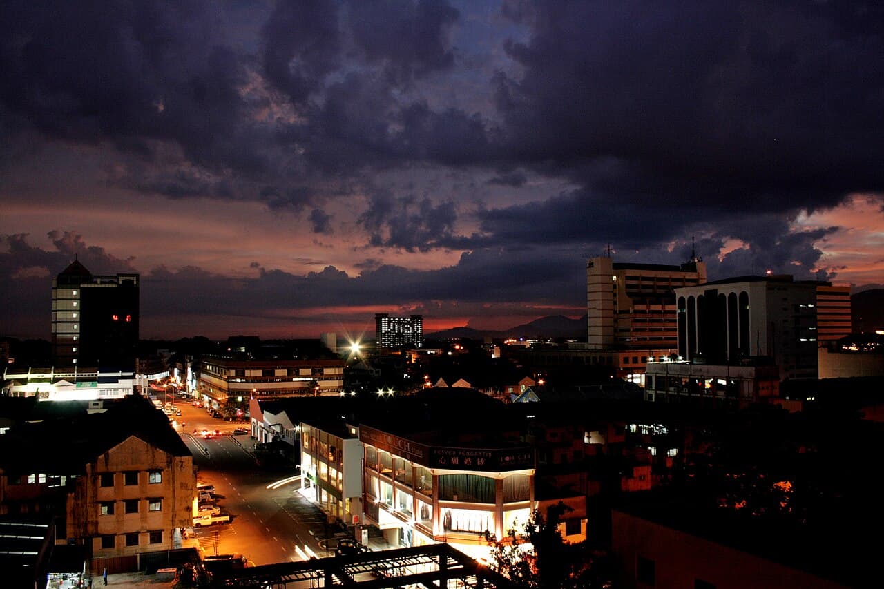 From Kuala Lumpur: Full-Day Ipoh Heritage & Cave Temple Tour